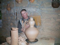 Paco torneando el cántaro tradicional de Moveros, uno de los más bonitos que se conserva en la alfar