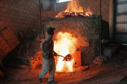 Cociendo en el horno de leña en Moveros