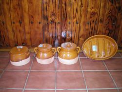 Fotografía: Pucheros y asador de cochinillo de alfarería Paco Moveros