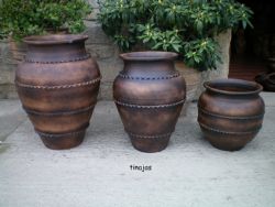 Tinajas de alfarería envejecidas