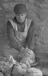 Francisco Pascual Prieto, trabajando en el torno eléctrico