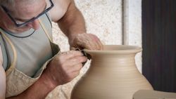 Alfarero trabajando Moveros