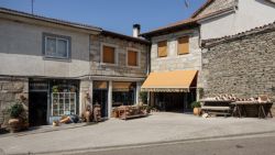 Fotografía: Fachada de la alfarería Paco y M Paz en Moveros