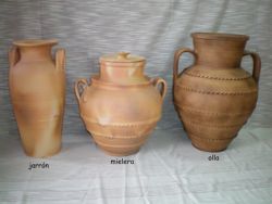 Fotografía: Jarrón, mielera y olla de alfarería paco moveros