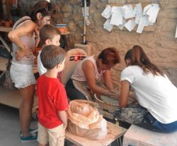 Mujer elaborando una pieza con ayuda