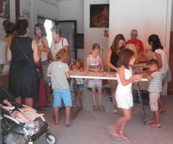 Taller de Manualidades para Niños en el Interior de una Sala  